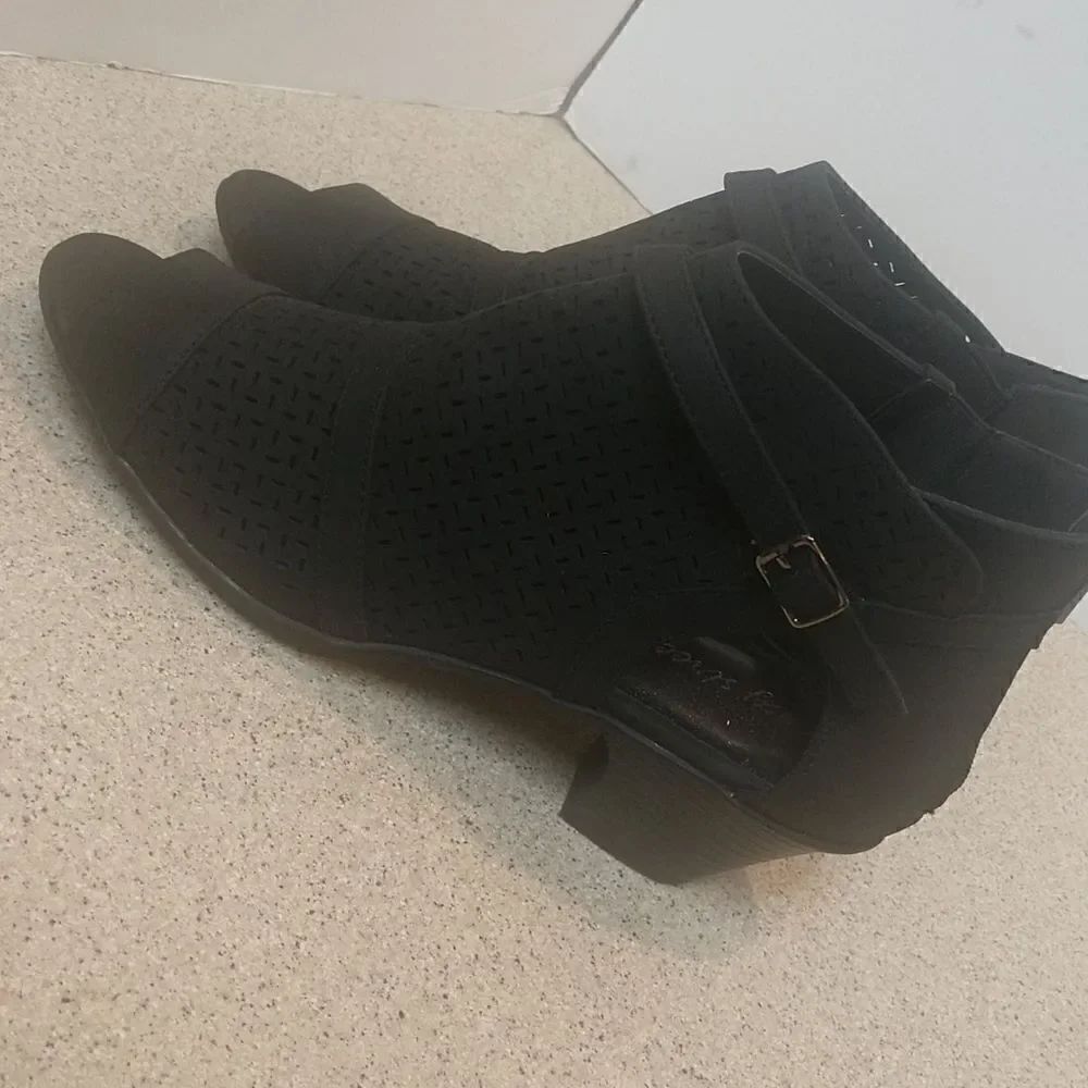 👍 New Funky Black Suede Booties Size 10. A7